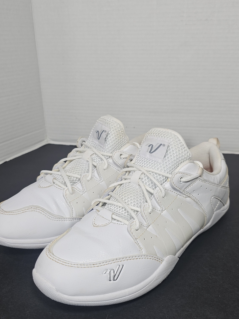 Varsity Women's White Low-Profile Lace-Up Sneakers Sz 9